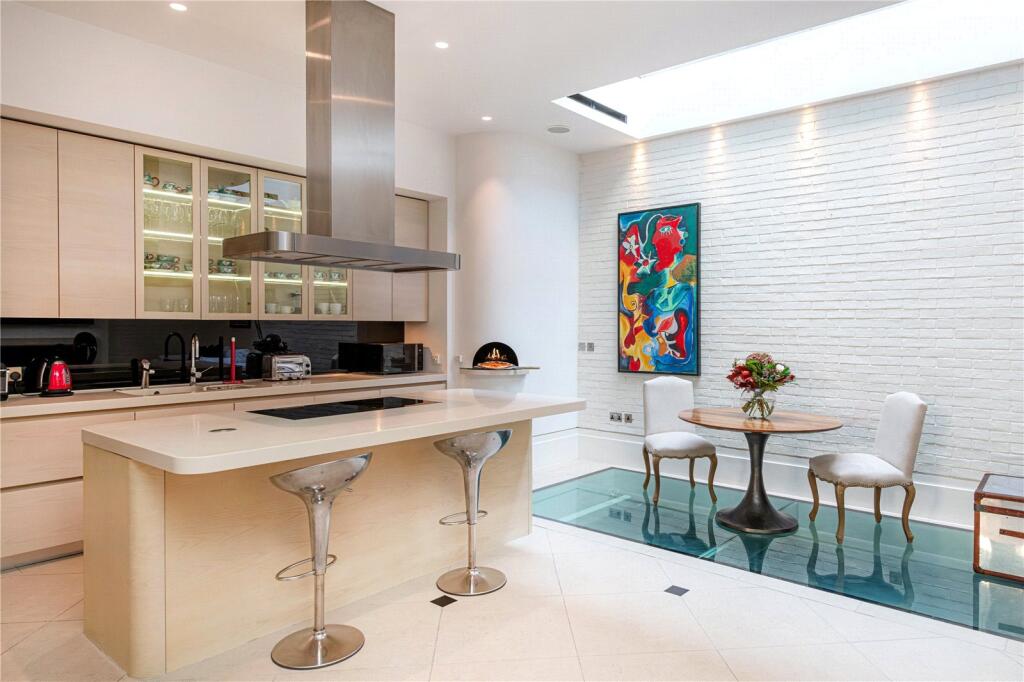 5 bedroom mews house for sale in Adams Row, Mayfair, London, W1K